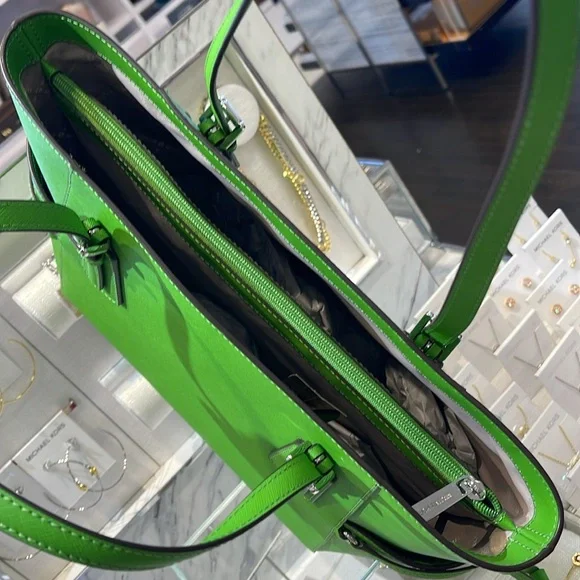 Michael Kors Voyager Large Saffiano Leather Tote Bag
Jungle Green 
NWT - Picture 11 of 16